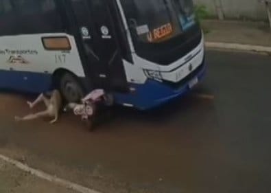 Câmera flagra momento em que ônibus atinge mãe e carrinho de bebê em Várzea Grande; vídeo