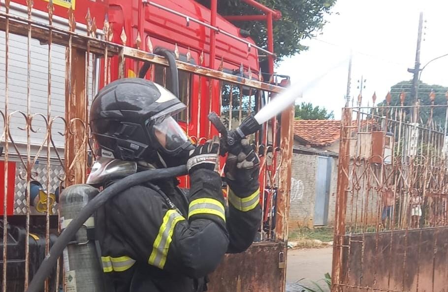 Casa pega fogo após criança ascender isqueiro em cima da cama enquanto brincava