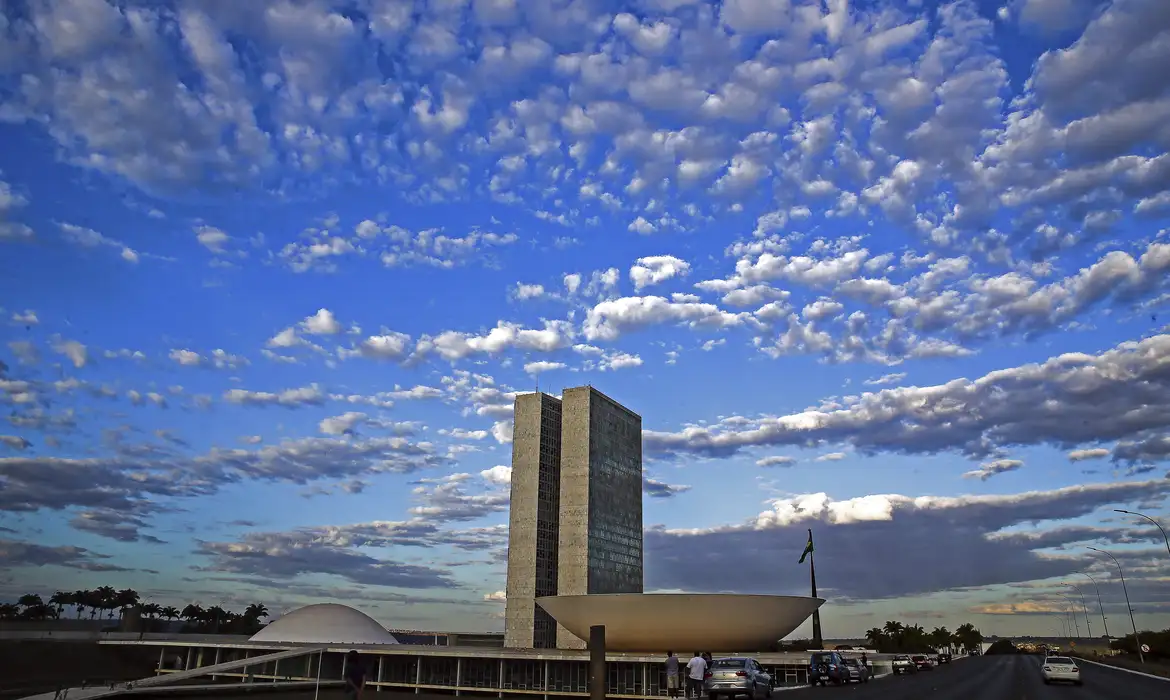 Deputados e senadores elegem presidentes e mesas diretoras neste sábado