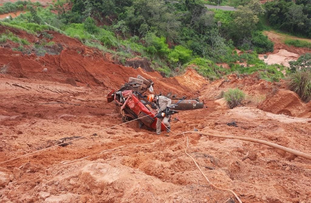 Motorista perde controle de caminhão e morre ao despencar em ribanceira