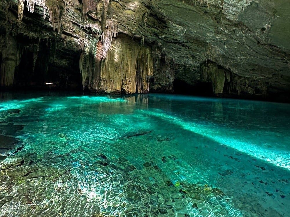 Justiça solta guia e dois turistas flagrados em gruta interditada há 23 anos em MT