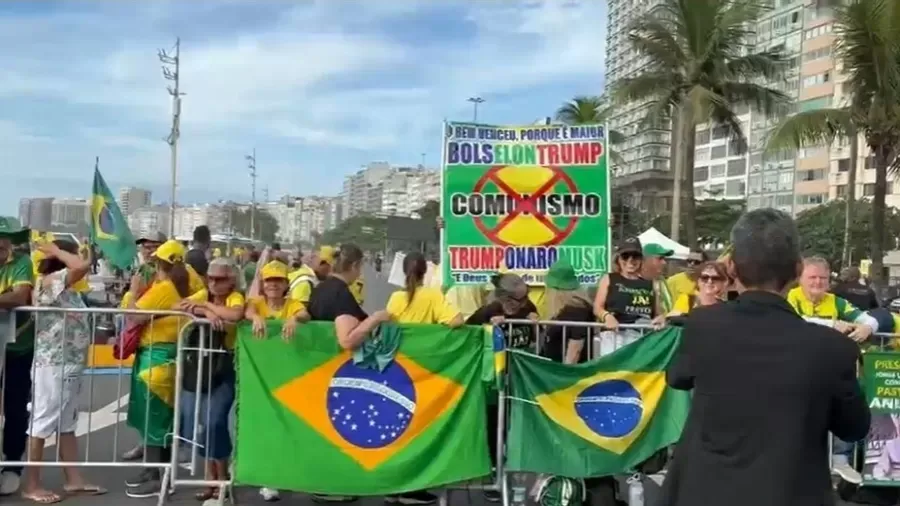 Bolsonaro volta a Copacabana por anistia aos presos por atos de 8 de janeiro em Brasília