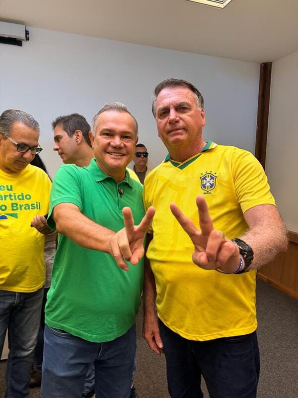 Ao lado de Bolsonaro, senador de MT participa de ato a favor de anistia aos presos em Brasília