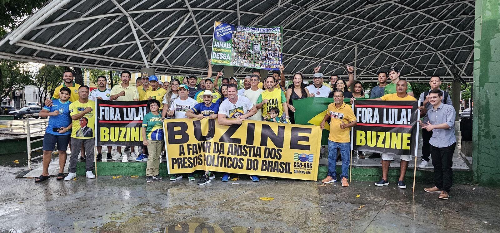 Seis mil adesivos são entregues em Ato em favor da Anistia e "Fora Lula" em Cuiabá