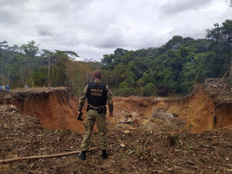 Garimpo transforma terra indígena em MT em pântano; PF destrói maquinários em operação