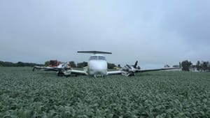 Avião da Amaggi com sete passageiros sai da pista e colide com cerca de fazenda em MT