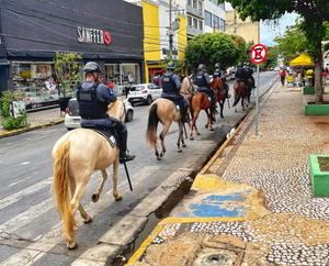 Foragidos da Justiça são presos pela cavalaria da Polícia Militar em Cuiabá