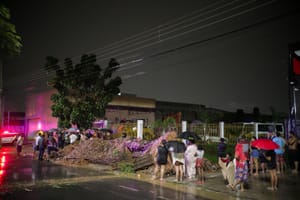 Chuva alaga bairros e casas em Cuiabá; moradores serão retirados de áreas de risco