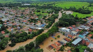 Chuvas deixam cidades isoladas em MT; cenário tem pontes destruídas e estradas alagadas