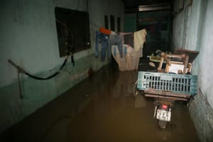 Ruas transformadas em rios, veículos submersos e alagamento no antigo PS: o temporal em Cuiabá