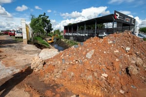 Prefeitura retira 100 toneladas de detritos do Córrego do Gambá em Cuiabá