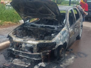 Carro fica destruído após ser tomado pelo fogo na ponte Sérgio Motta, em Várzea Grande