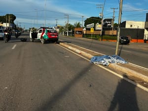 Motociclista perde controle e morre ao bater contra posta em avenida de VG; veja vídeo